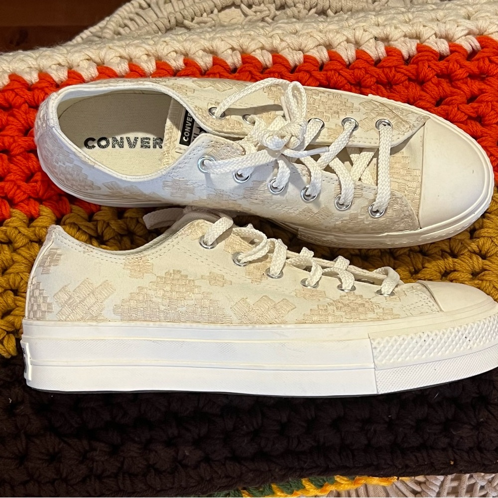 NWOT Converse CTAS Lift Ox Tonal Embroidery Women's Platform Sneaker A02225C